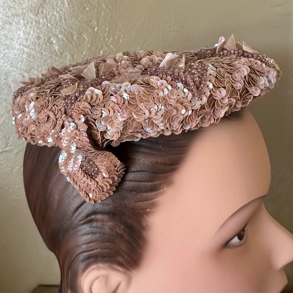 OUTSTANDING 1950s\' COCKTAIL HAT COVERED IN IRIDESCENT PINK SEQUINS main image 7